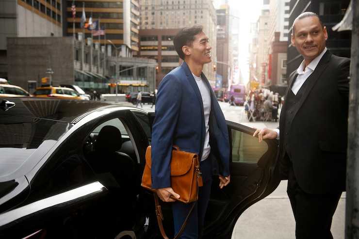 taxi-driver-getting-ready-customer_23-2149273244